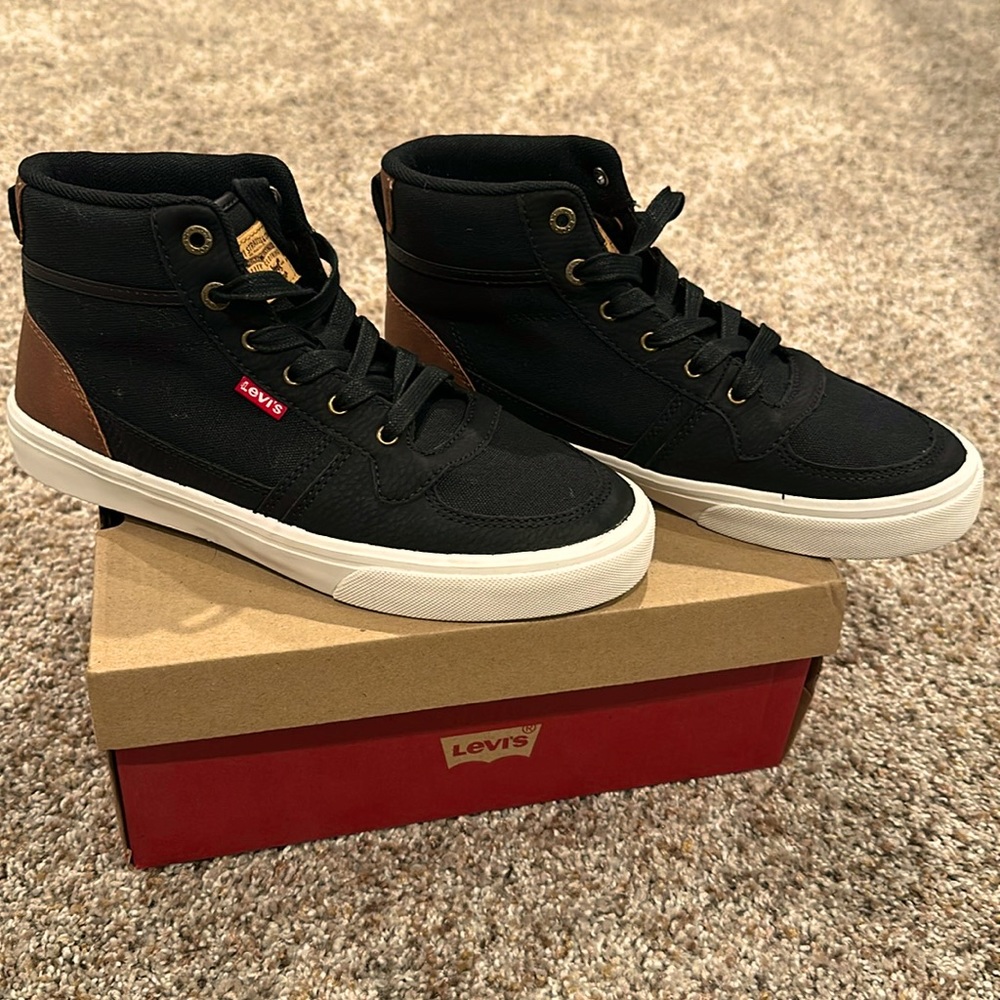 Levi’s boys size 5 shoes